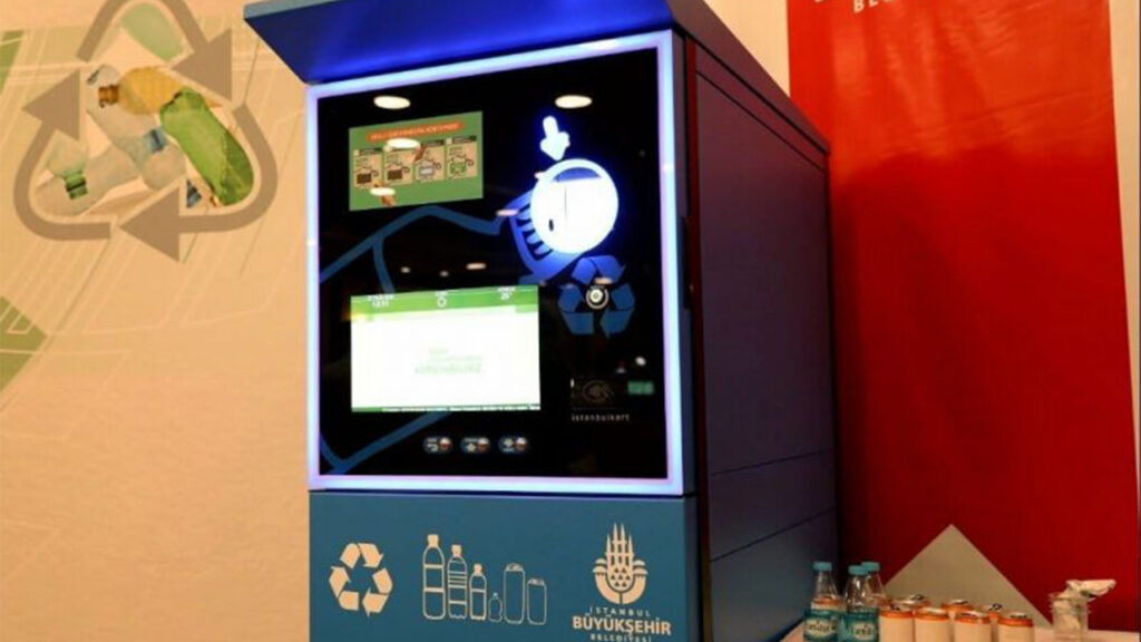 Maquina de lixo reciclável para pagar o metrô na Turquia.