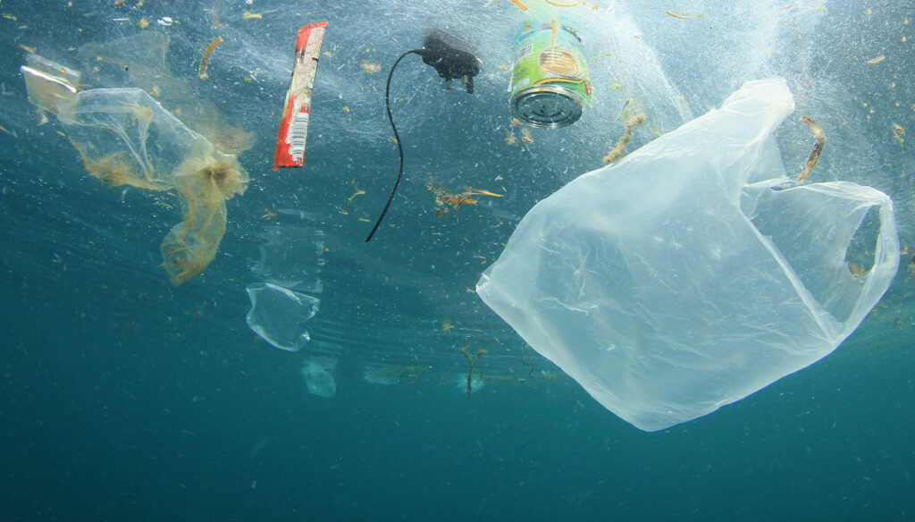 Poluição por microplásticos nos oceanos