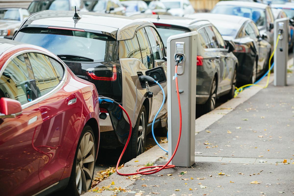 Mesmo que os carros elétricos estejam roubando a cena, os carros movidos a combustíveis fósseis ainda são muito utilizados. Veja a seguir o motivo para isso acontecer