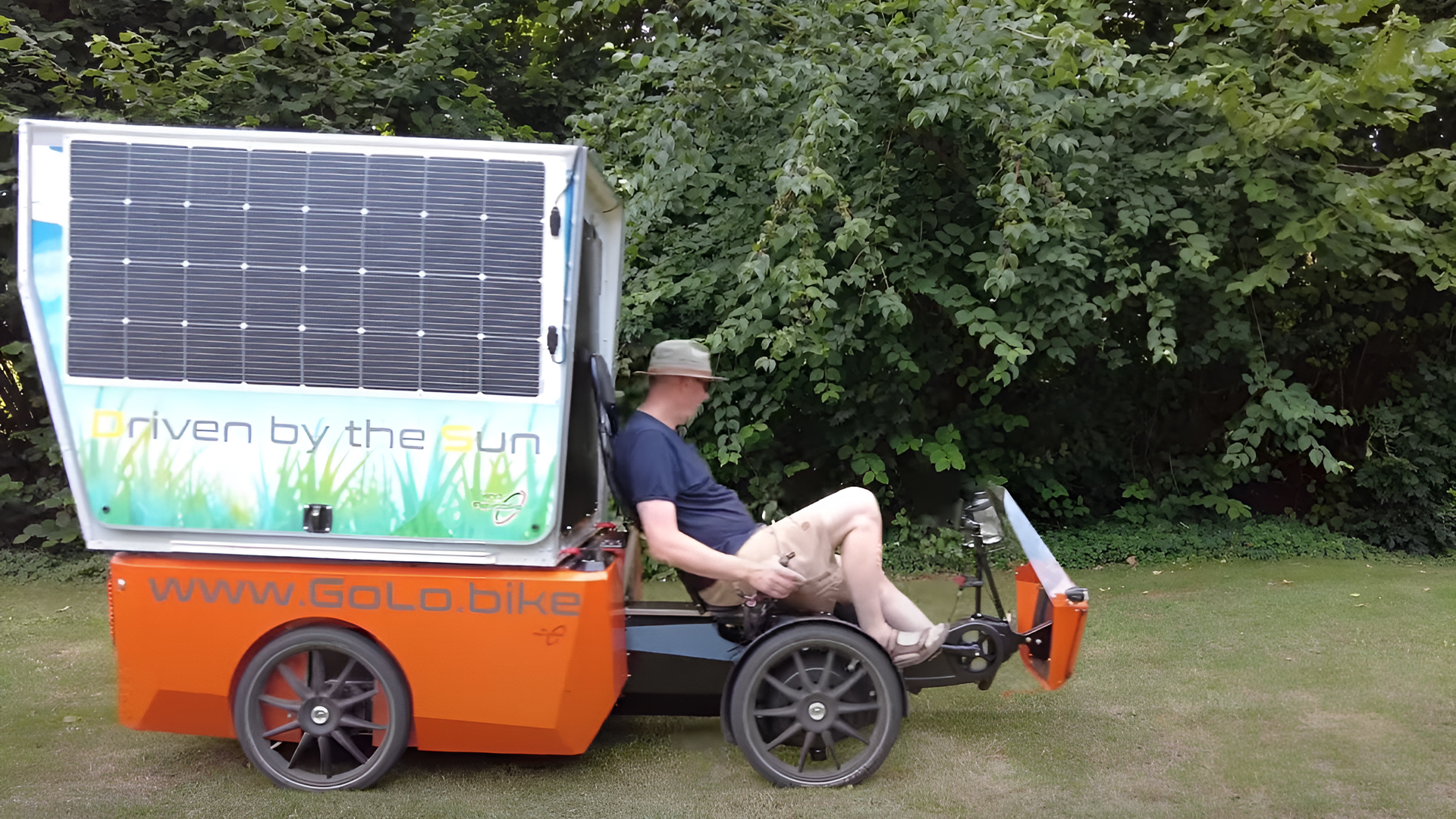 Conheça a GoLo Bike, bicicleta desenvolvida pela empresa holandesa Flevobike Technology, movida a energia solar com um mini reboque acoplado
