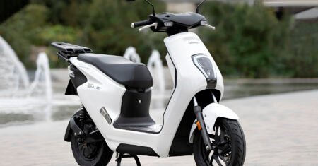 Honda apresenta nova scooter elétrica de “baixo custo” para jovens, que possui autonomia de 40 km e pode ser recarregada em qualquer lugar