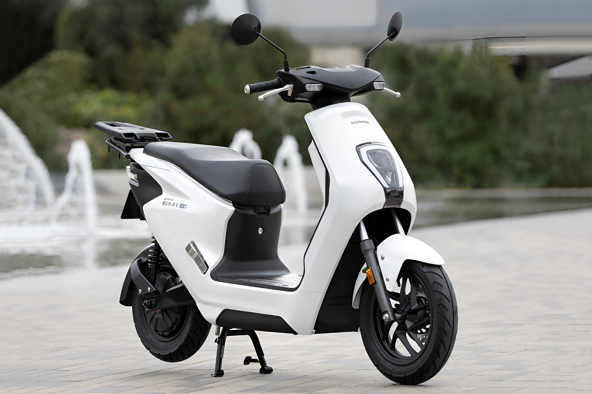 Honda apresenta nova scooter elétrica de baixo custo para jovens, que possui autonomia de 40 km e pode ser recarregada em qualquer lugar