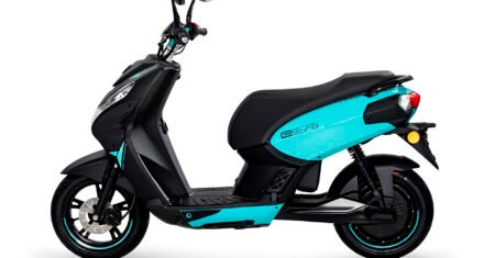 Peugeot cria scooter elétrica de baixo custo, com duas baterias removíveis que proporcionam até 112 Km de autonomia ao veículo