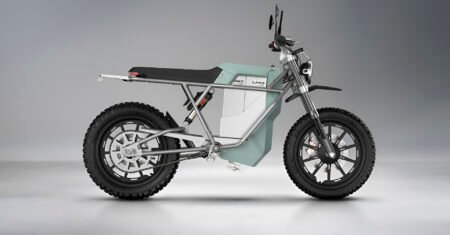 Incrível moto elétrica off-road pode chegar a 110 km/h e está equipada com baterias preparadas para rodar longe da tomada por um bom tempo