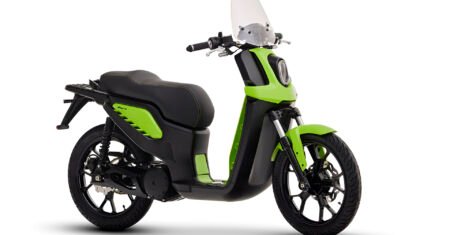 Marca italiana lança Scooter elétrica com bateria de 4,4 kWh que proporciona autonomia de até 99,7 quilômetros e pode ser pilotada dentro e fora do centro urbano