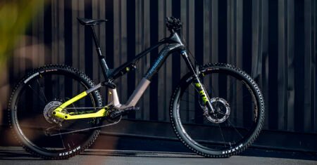 Nova Bicicleta Elétrica com Tecnologia da Porsche vem motor posicionado para reduzir o centro de gravidade e melhorar a estabilidade e aderência em qualquer terreno 