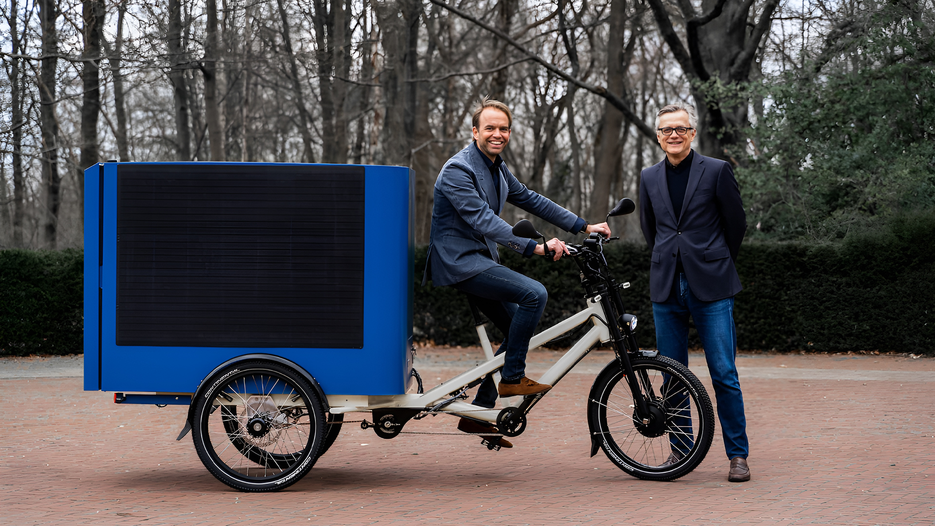 Nova bicicleta elétrica usa energia solar para aumentar seu alcance chegando a 100 km de autonomia e ainda pode levar até 150 kg de produtos