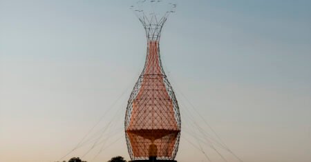 ONG cria torre de bambu capaz de captar 25 L de água por dia da atmosfera e está transformando a vida de comunidades em países subdesenvolvidos