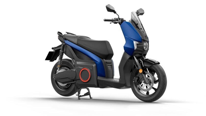 Scooter Eletrica que possui marcha a re SEAT MO 50 vem com bateria de 56 kWh de capacidade