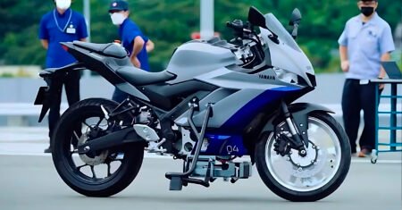 Yamaha vai lançar uma moto que fica em pé sozinha, sistema inovador equilibra o veículo sem que o piloto precise colocar o pé no chão