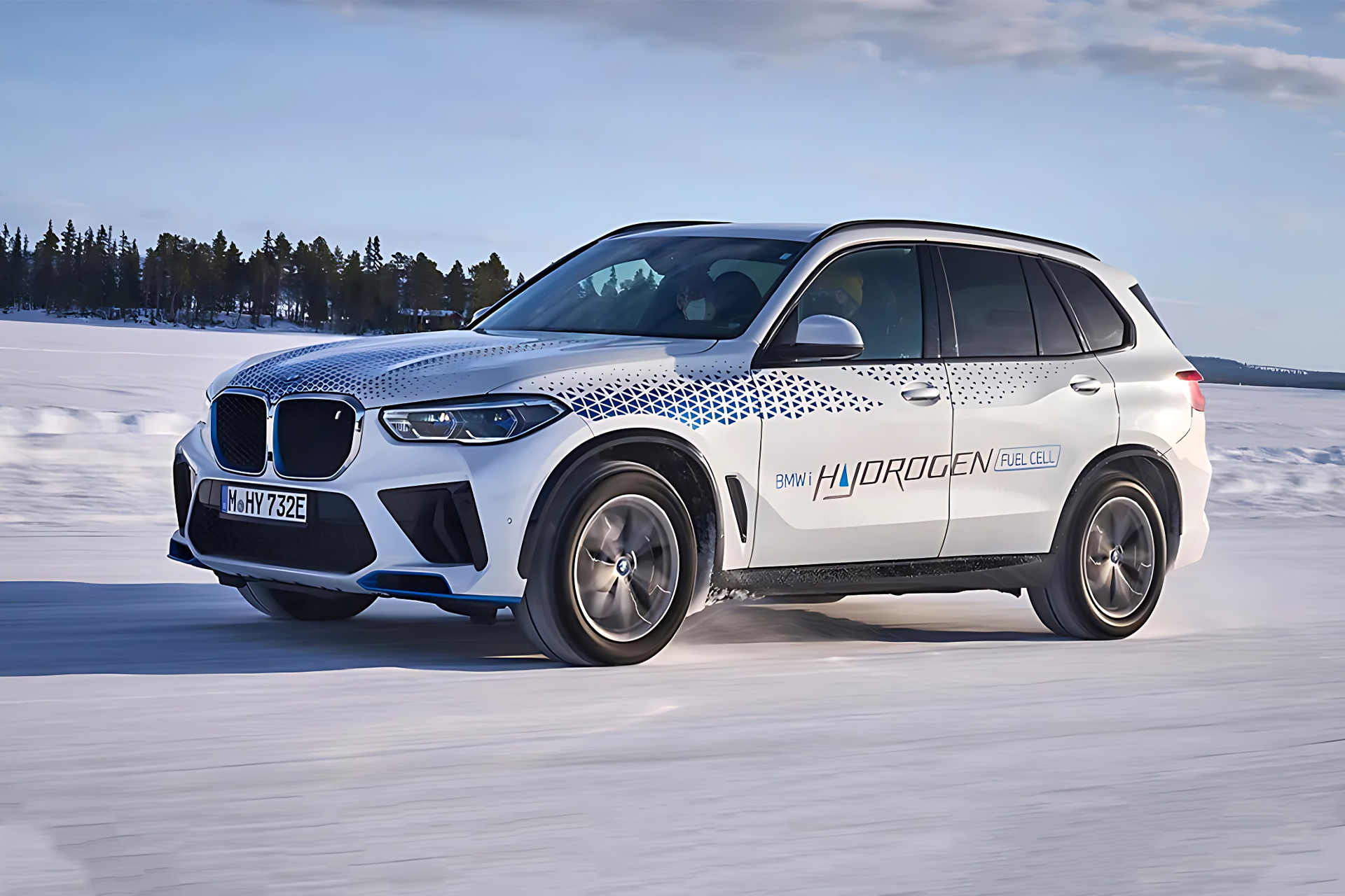 BMW anuncia início da produção de um número limitado de automóveis movidos a hidrogênio com  autonomia de cerca de 500 quilômetros