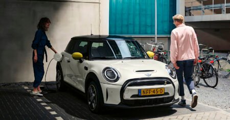 Carro elétrico compacto Mini Cooper vem com bateria de até 54 kWh e autonomia que chega perto dos 400 quilômetros