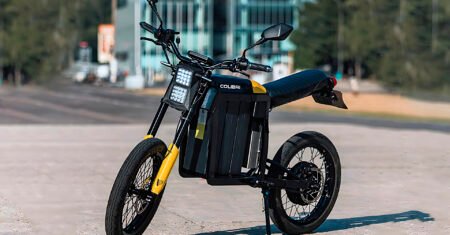 Moto elétrica Colibri M22 é dobrável, possui três baterias que permite 200 Km de autonomia e pode ser levada até no elevador