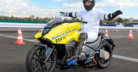 Nova moto elétrica da Honda fica em pé sozinha e possui sistema de direção assistida com braço oscilante traseiro que não a deixa cair