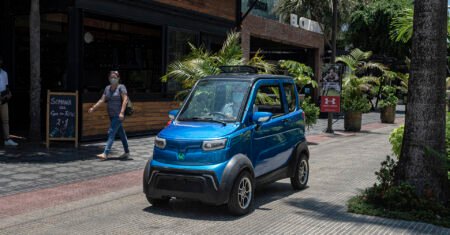 Esse micro carro elétrico de baixo custo pode rodar a 56 km/h e tem quase 100 km de autonomia