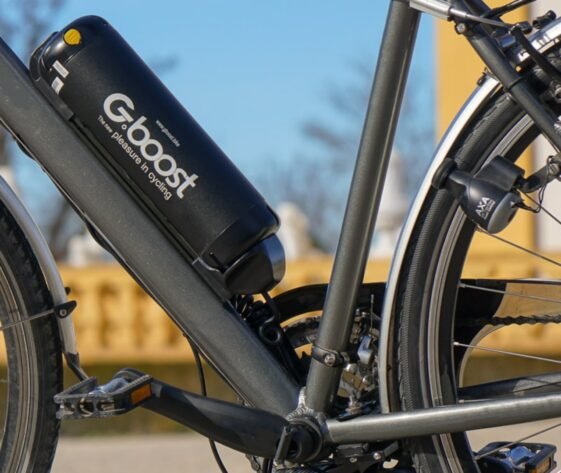 Gadget com bateria camuflada promete transformar qualquer bicicleta em elétrica em poucos passos