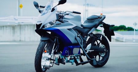 Imagine uma moto que se equilibra sozinha e não cai? Yamaha mostra em vídeo o novo sistema de auxílio à estabilidade de motocicletas