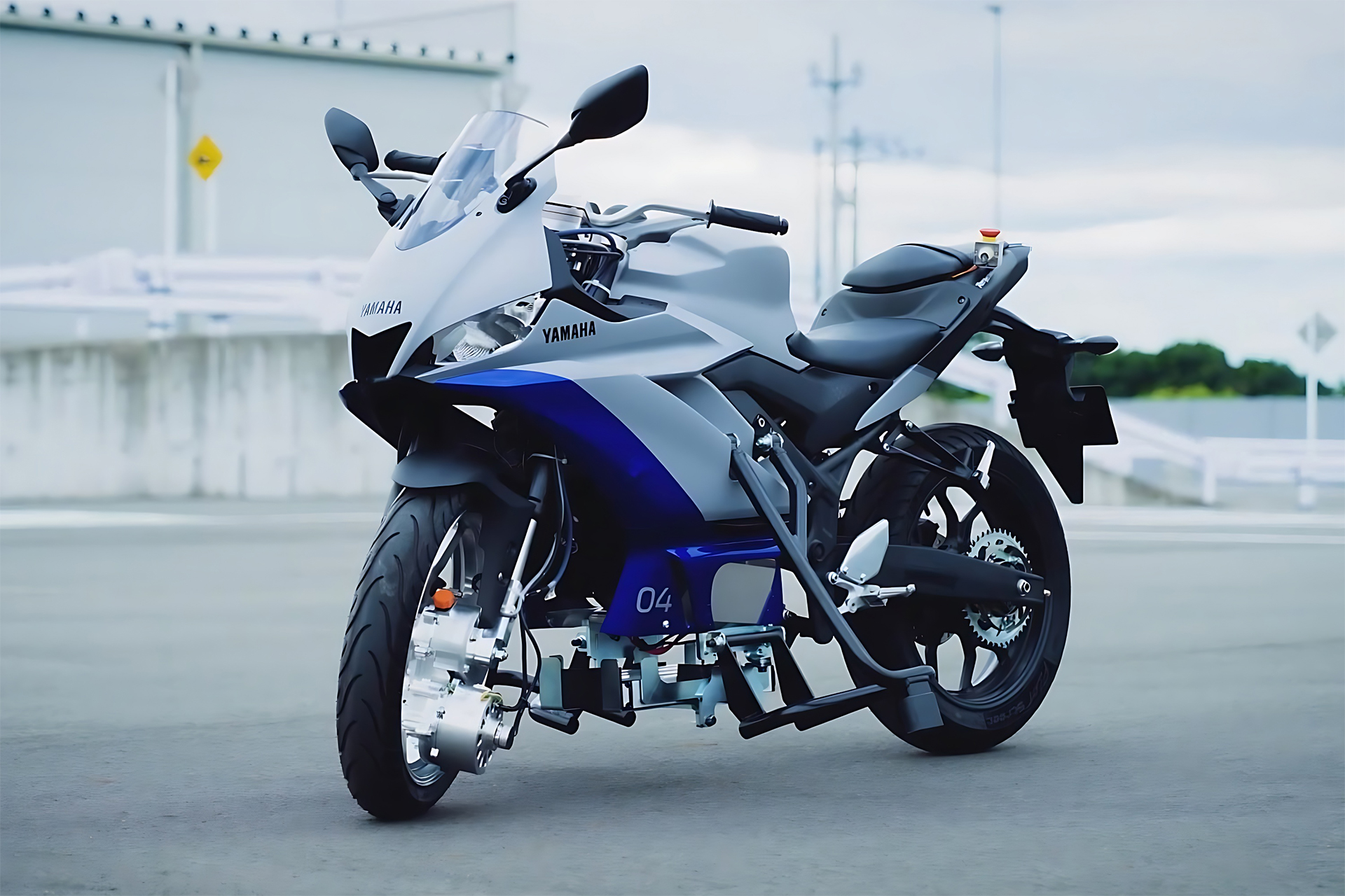 Imagine uma moto que se equilibra sozinha e não cai, Yamaha mostra em vídeo o novo sistema de auxílio à estabilidade de motocicletas