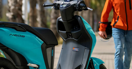 A Yamaha lança scooter elétrica Neo´s em nova cor “aqua”