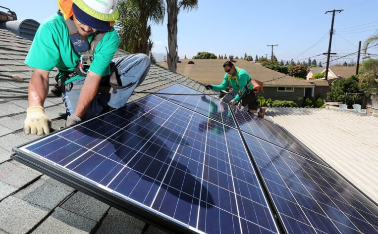 Carregador solar para motos elétricas