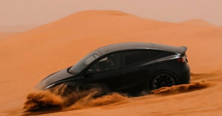 Elon Musk testa carros elétricos da Tesla em temperatura escaldante do deserto dos Emirados Árabes