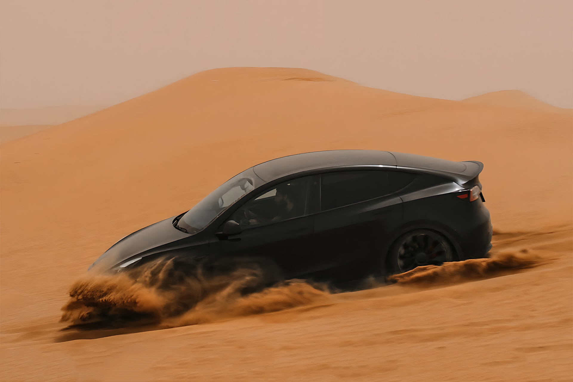 Elon Musk testa carros elétricos da Tesla em temperatura escaldante do deserto dos Emirados Árabes