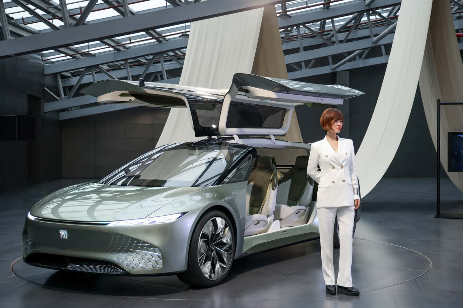 Buick Proxima da GM é um sedã totalmente elétrico que exibe notáveis portas asa de gaivota