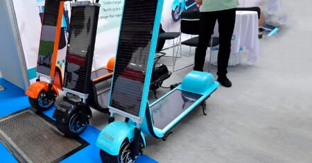 Essa scooter elétrica solar não precisa de tomada, podendo se recarregar completamente em poucas horas de luz do sol