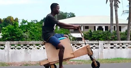 Jovem ganês de 17 anos cria sua própria moto elétrica solar usando madeira e outros materiais reciclados