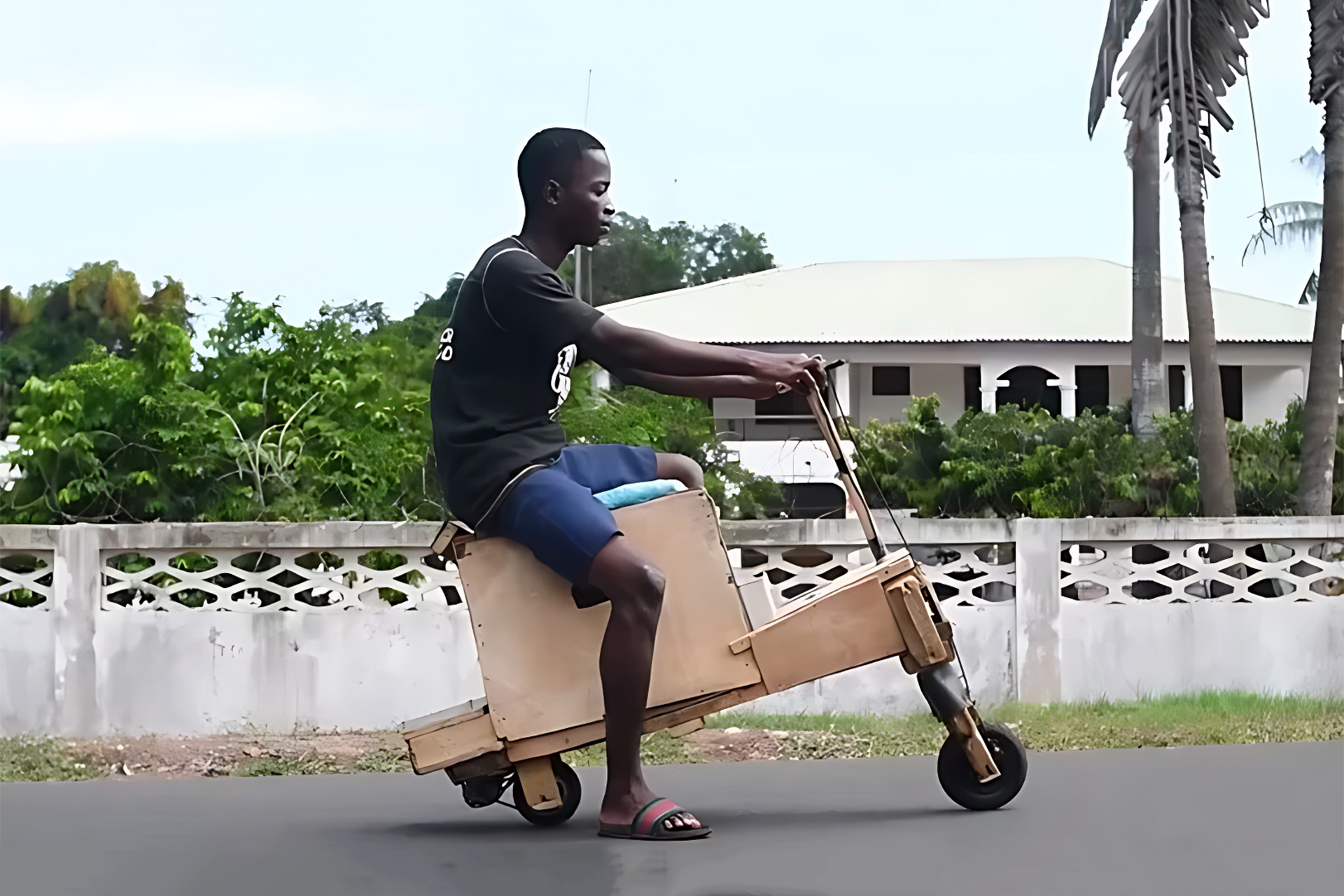 Jovem ganês de 17 anos cria sua própria moto elétrica solar usando madeira e outros matérias reciclados