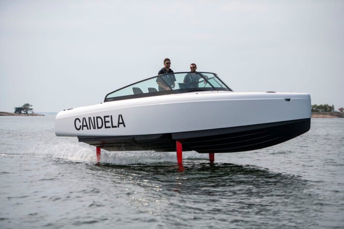 Novo barco elétrico da Candela que Voa sobre as águas