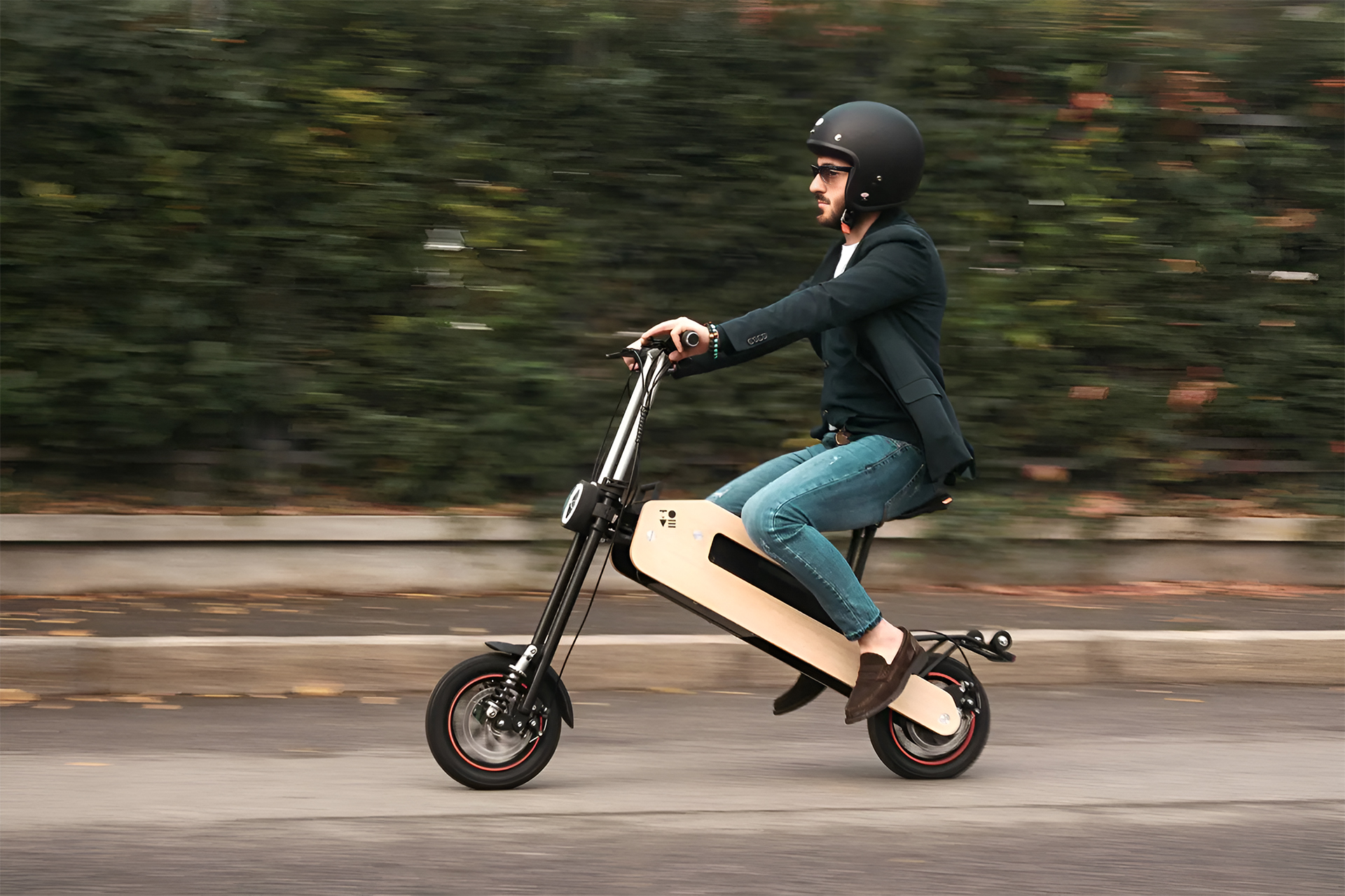 Scooter elétrica feita de Bambu oferece autonomia de 50 km, é dobrável e pesa apenas 20 kg