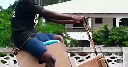 Jovem ganês de 17 anos cria sua própria moto elétrica solar usando madeira e outros materiais reciclados