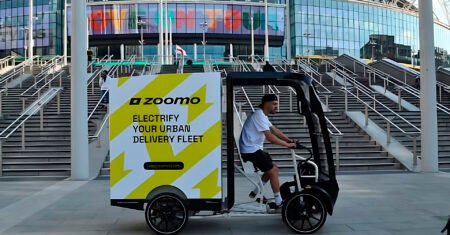 Essa bicicleta elétrica de quatro rodas, para entregadores, aguenta levar 150 kg de carga