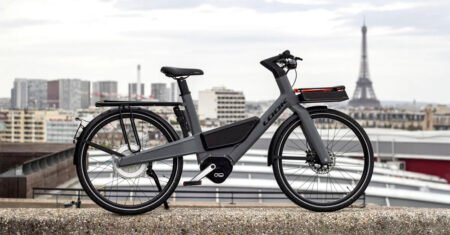 Essa bicicleta elétrica sem corrente é recarregada apenas por pedalar e possui motor potente que pode chegar 45 km/h