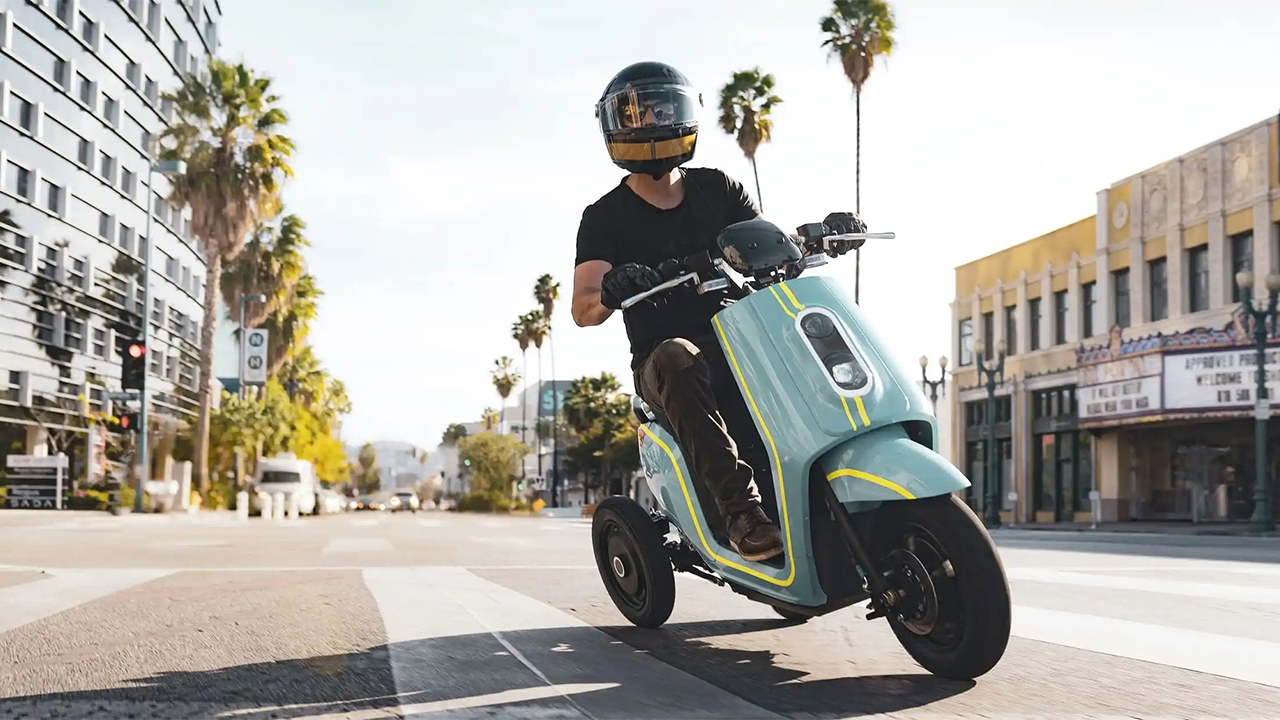 Essa scooter elétrica de três rodas se inclina para manter a estabilidade e agilidade nas curvas