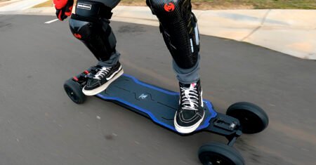 Esse skate elétrico Off-road tem 45 km de autonomia e pode rodar a uma velocidade máxima de 50 km/h