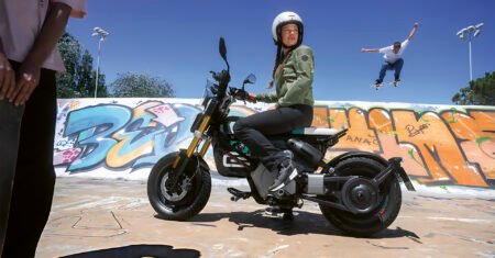 Scooter Elétrica BMW, que virá ao Brasil, é classificada como ciclomotor e requer CNH e emplacamento