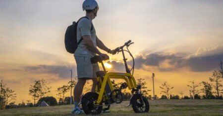 Bicicleta Elétrica Compacta Mihogo Mini pode ser transformada no tamanho de uma mala em apenas 10 segundos