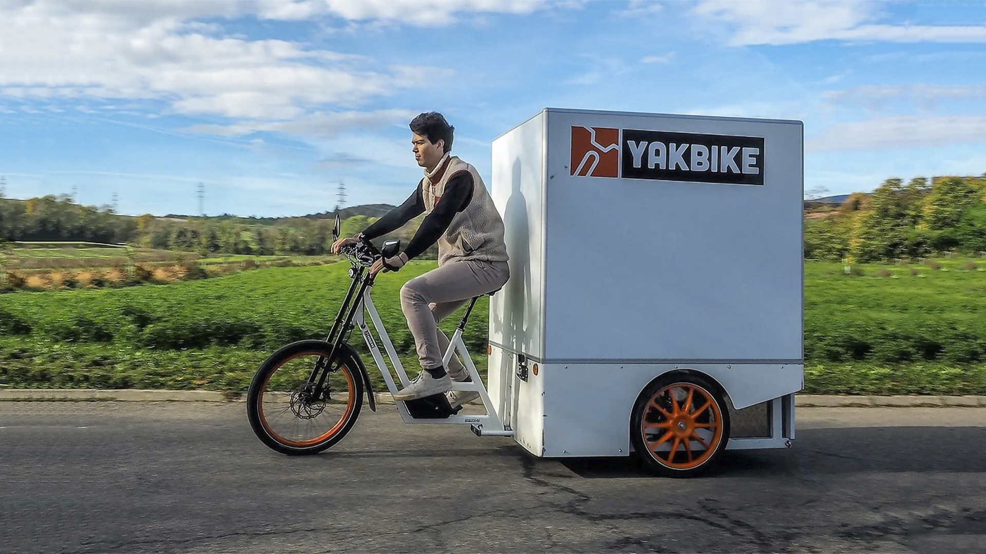 Empresa lança Triciclo Elétrico para transporte de cargas capaz de levar até 350 kg com uma autonomia de 150 km