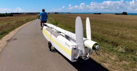 Esse barco elétrico dobrável e portátil pode ser levado até mesmo no bagageiro de uma bicicleta