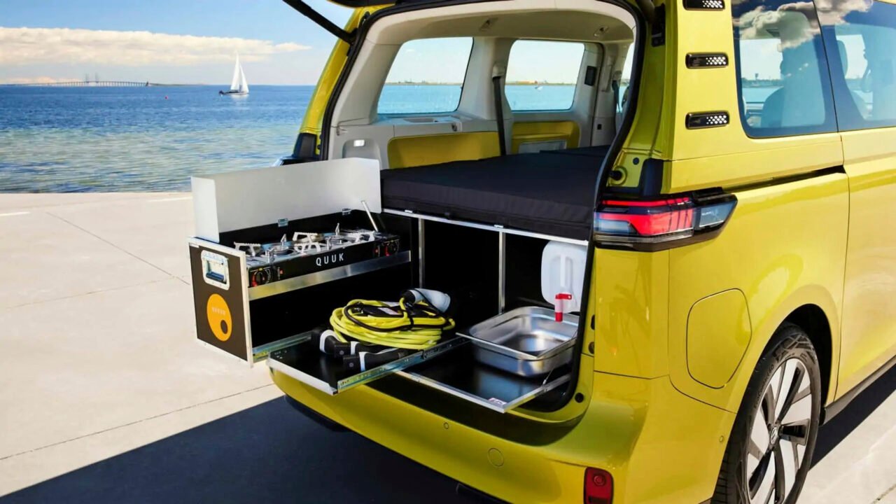 Kombi Elétrica da Volkswagen recebe pacote de acampamento da Ququq e vira um mini motorhome sobre rodas