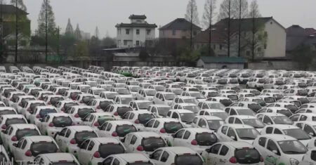 O que está levando as pessoas a abandonarem milhares de carros elétricos em cemitérios gigantes na China