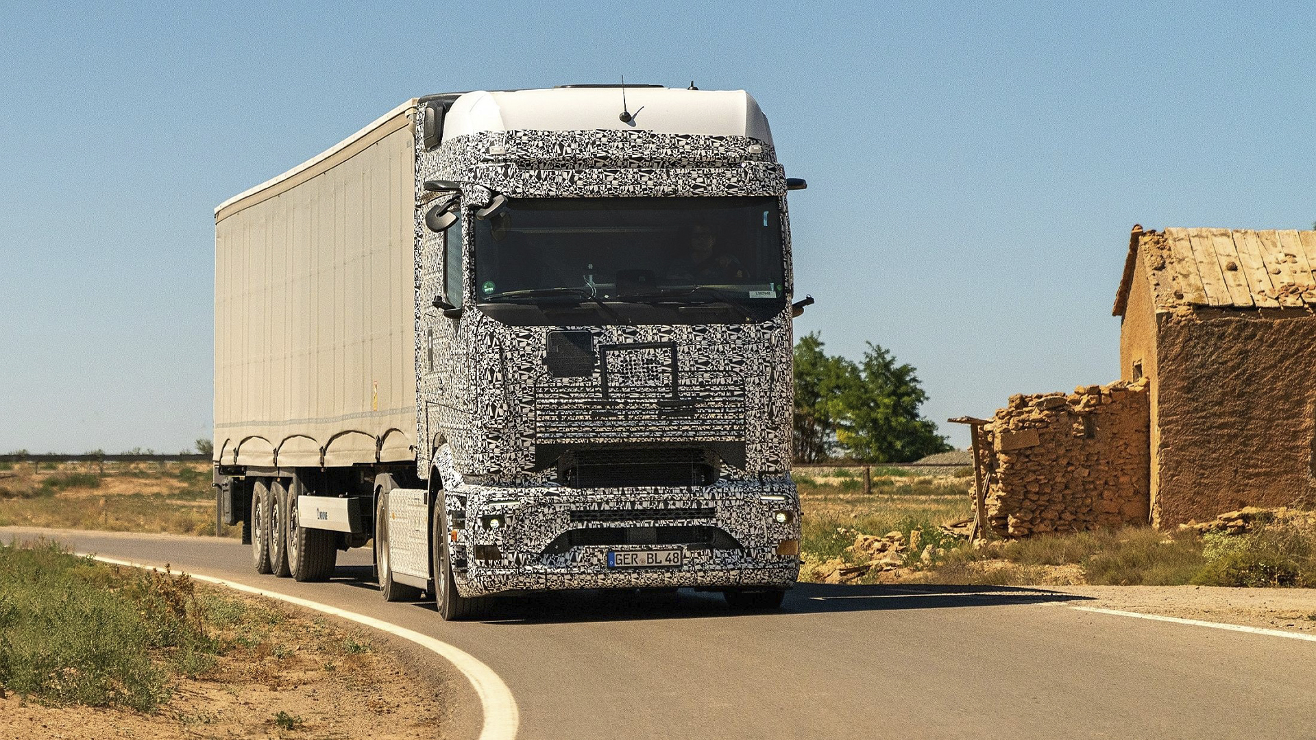 Teste feito com caminhão elétrico da Mercedes mostra que o calor não será um problema para os futuros caminhoneiros