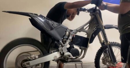 Youtuber usa kit de menos de R$ 5 mil e converte Yamaha YZ250 a combustão em uma moto elétrica Off Road