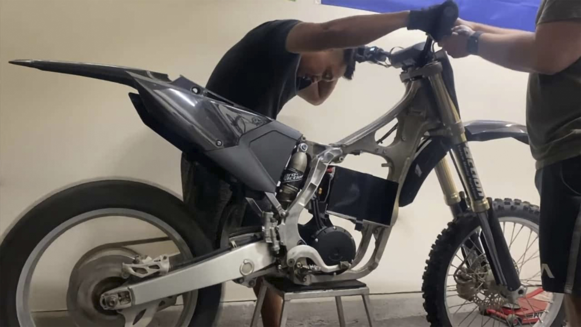 Youtuber usa kit de menos de R$ 5 mil e converte Yamaha YZ250 a combustão em uma moto elétrica