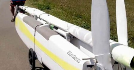 Esse barco elétrico dobrável e portátil pode ser levado até mesmo no bagageiro de uma bicicleta