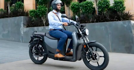 Empresa indiana revela Scooter elétrica com cara de moto que custa menos de R$ 6 mil e tem até 100 km de autonomia