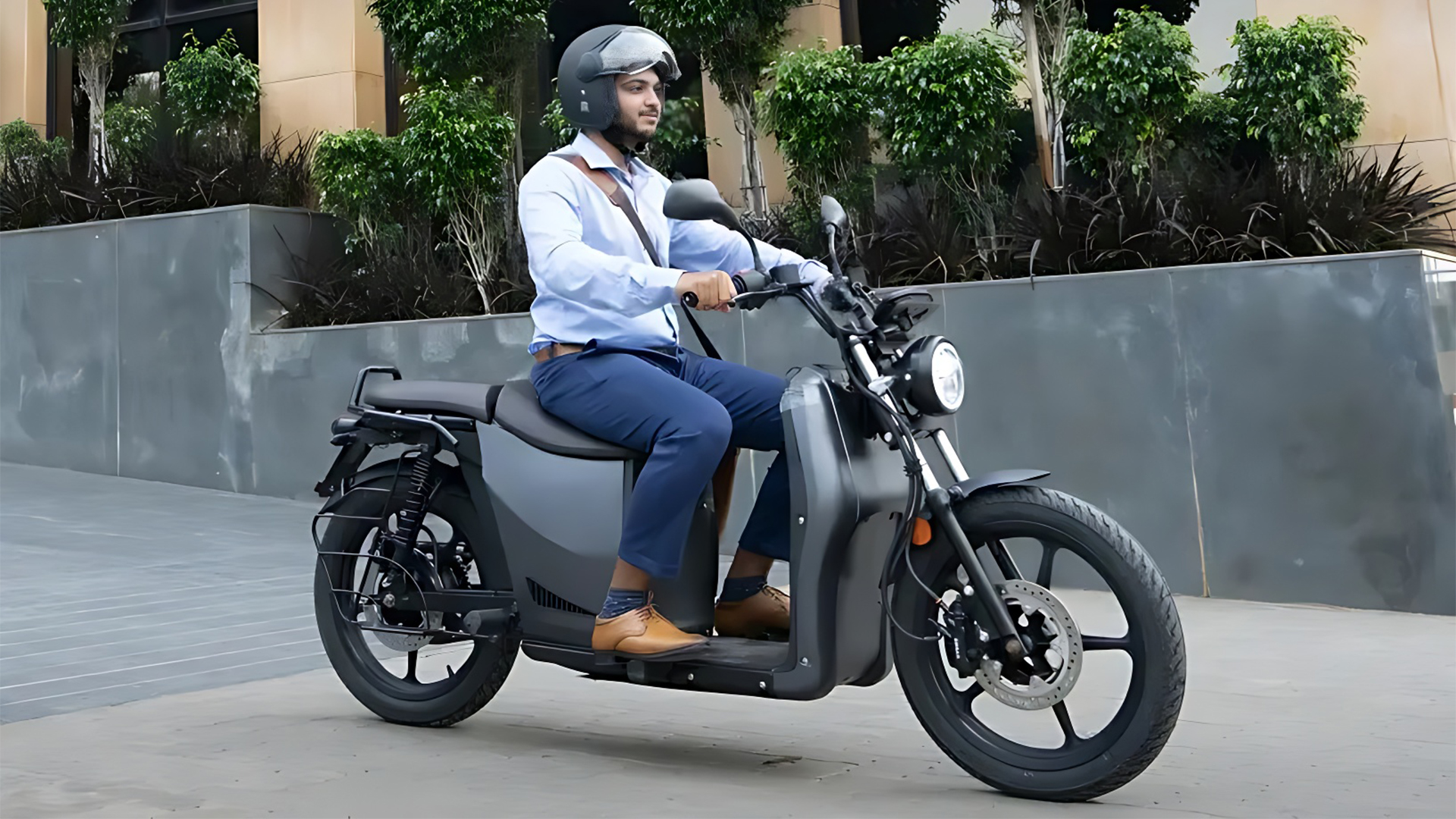 Empresa indiana revela Scooter elétrica com cara de moto que custa menos de R$ 6 mil e tem até 100 km de autonomia