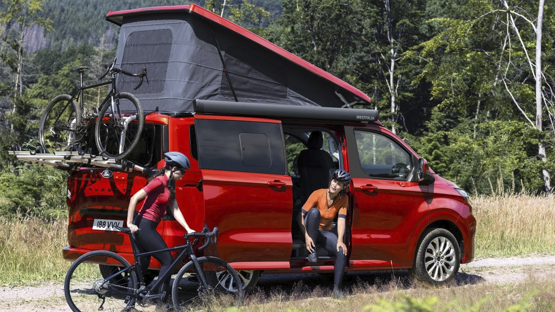 Ford apresenta Van de Acampamento Híbrida com painel solar opcional e modem 5G em parceria com a Westfalia
